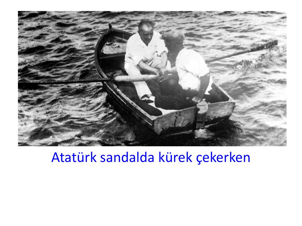 Atatürk sandalda kürek çekerken