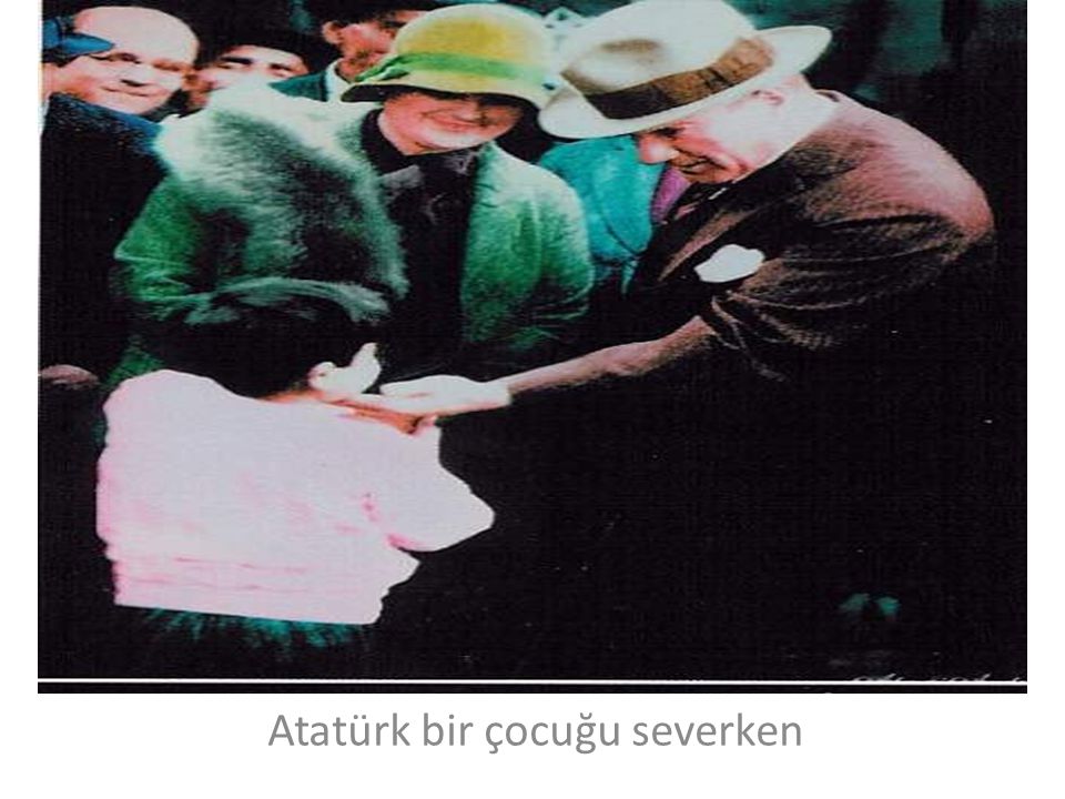 Atatürk bir çocuğu severken