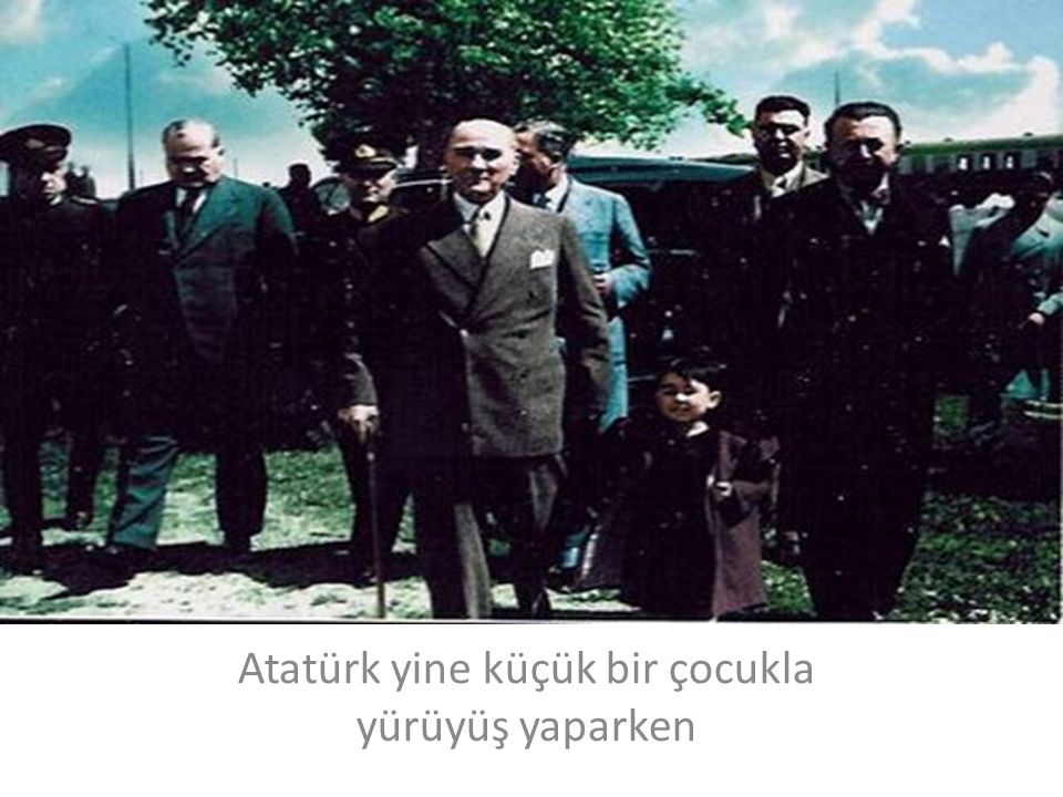 Atatürk yine küçük bir çocukla yürüyüş yaparken