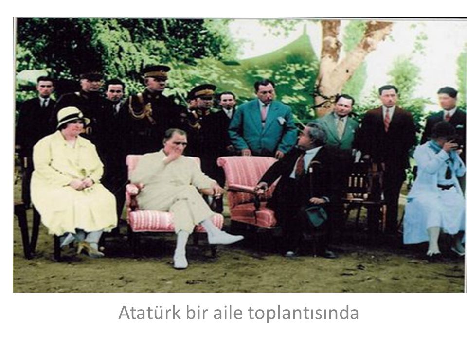 Atatürk bir aile toplantısında