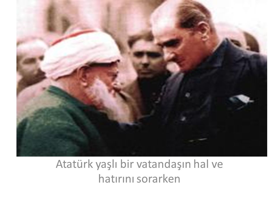 Atatürk yaşlı bir vatandaşın hal ve hatırını sorarken