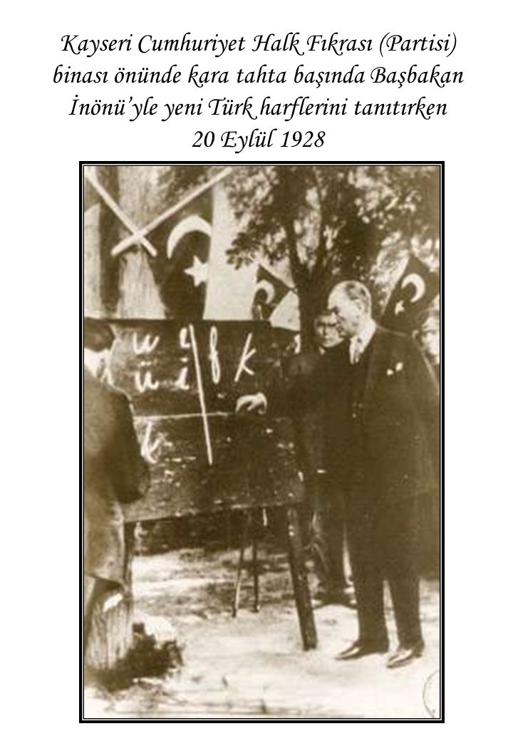 Kayseri Cumhuriyet Halk Fıkrası (Partisi) binası önünde kara tahta başında Başbakan İnönü’yle yeni Türk harflerini tanıtırken 20 Eylül 1928