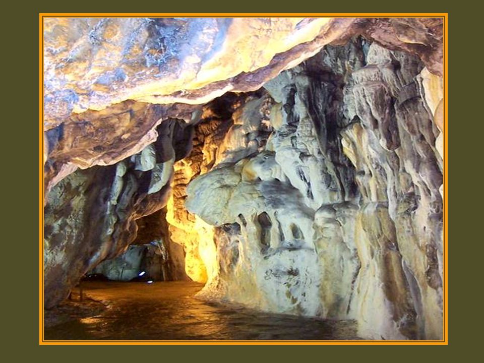 Mağaranın henüz tespit edilebilen 3.5 kilometrelik bölümü, çeşitli büyüklüklerde ve renklerde traverten ve sarkıtlardan oluşuyor.
