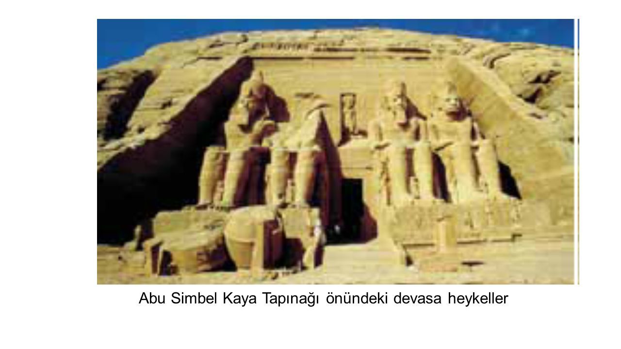 Abu Simbel Kaya Tapınağı önündeki devasa heykeller