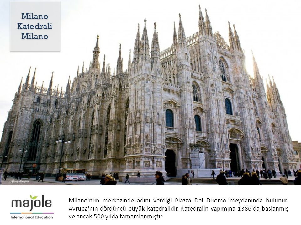 Milano nun merkezinde adını verdiği Piazza Del Duomo meydanında bulunur.